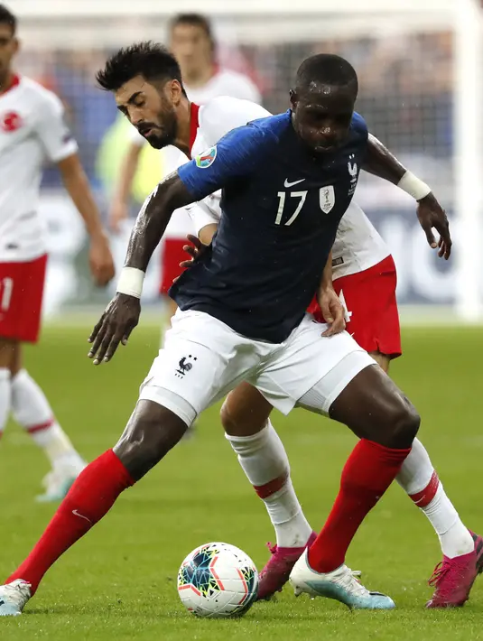 Gelandang Prancis, Moussa Sissoko berusaha mengontrol bola dari kawalan pemain Turki, Mahmut Tekdemir selama pertandingan Grup H Kualifikasi Piala Eropa 2020 di Stade de France di Saint Denis, utara Paris (14/10/2019). Turki bermain imbang 1-1 atas Prancis. (AP Photo/Thibault Camus)