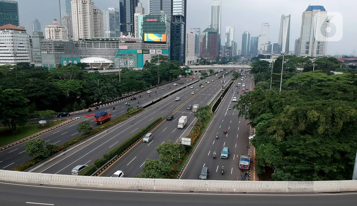 Foto aerial kendaraan melintas di Jalan Jenderal Sudirman, Jakarta, Selasa (24/3/2020). Sejumlah ruas jalan utama ibu kota lebih lengang dibandingkan hari biasa karena sebagian perusahaan telah menerapkan bekerja dari rumah guna menekan penyebaran COVID-19. (Liputan6.com/Faizal Fanani)