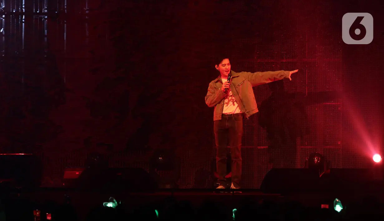 Anggota kelompok GOT7 asal Korea Selatan, Jay B saat menggelar konser solonya bertajuk konser JAY B Tape: Press Pause Live in Jakarta di Kasablanka Hall, Jakarta Selatan, Sabtu (22/10/2022). Ini merupakan salah satu rangkaian tur konser keliling dunia Jay B di tahun 2022. (Liputan6.com/Helmi Fithriansyah)