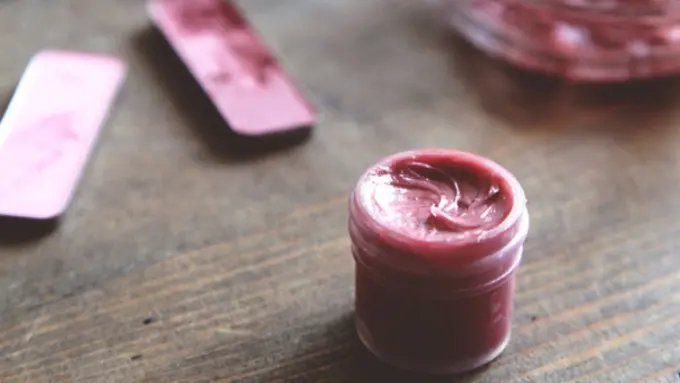 [Bintang] Dapatkan Lip Gloss Warna Favoritmu dengan 2 Bahan Ini