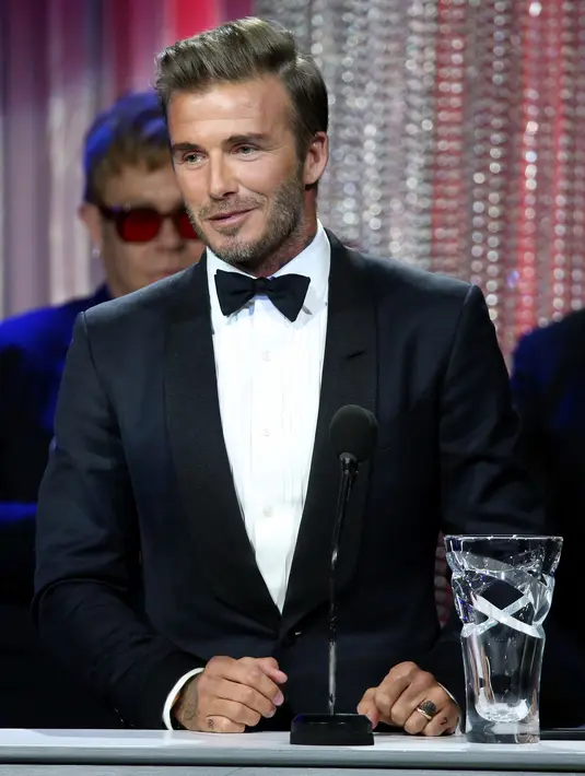 Tak hanya itu saja, entah apa yang dibicarakan oleh David sehingga membuat dua wanita itu merasa tersipu dan tertawa-tawa. (AFP/Bintang.com)