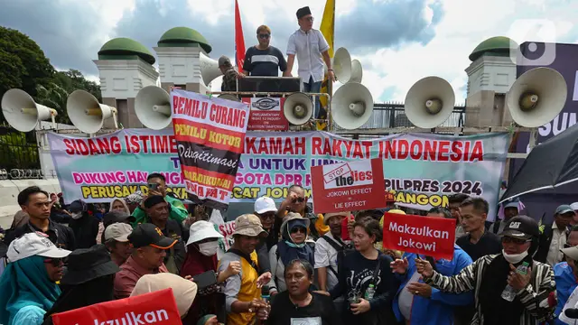 Aksi Bakar Ban Warnai Unjuk Rasa di Depan Gedung DPR