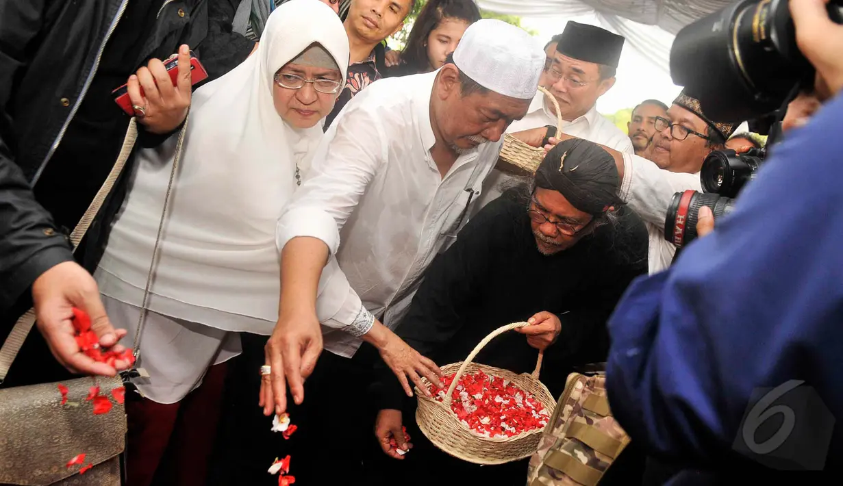 Aktor senior Dedi Mizwar tampak hadir saat acara pemakaman Didi Petet di TPU Tanah Kusir, Jakarta, Jumat (15/5/2015). Deddy meyakini mendiang Didi Petet meninggal secara husnulkhatimah.  (Liputan6.com/Faisal R Syam)