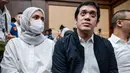 Dalam putusan yang dibacakan pada Jumat 27 Februari dini hari WIB, majelis Hakim menyatakan Muhammad Kerry Adrianto Riza terbukti bersalah dalam perkara korupsi tata kelola minyak mentah dan produk kilang pada PT Pertamina Subholding, dan Kontraktor Kontrak Kerja Sama periode 2018-2023. Tampak dalam foto, mantan Wakil Direktur Optimalisasi Produk di PT Kilang Pertamina Internasional, Muhammad Kerry Adrianto Riza (kanan), yang juga putra pengusaha Riza Chalid, didampingi istrinya Atya Sardadi (kiri), sesaat sebelum mengikuti sidang pembacaan vonis di Pengadilan Tindak Pidana Korupsi, Jakarta, Kamis 26 Februari 2026. (BAY ISMOYO/AFP)
