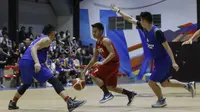 Pemain Timnas Basket Indonesia, Andakara Prastawa, berusaha melewati pemain Satria Muda saat laga uji coba di Tangerang, Jumat (21/7/2017). Timnas Basket menang 82-87 atas Satria Muda. (Bola.com/M Iqbal Ichsan)