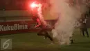Suporter Persija membakar kembang api pada pertandingan 8 besar Piala Jendral Sudirman antara Persija vs Semen Padang di Stadion Manahan Solo, Minggu (20/12). Skor akhir 6-5 untuk Persija, namun tetap tak lolos ke babak semifinal. (Boy Harjanto)