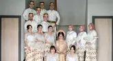 Potret kebersamaan Nia LIDA bareng bridesmaids dan groomsmennya. Sahabat Nia LIDA ini memukau dengan kain khas Makassar yang merupakan seragam bridesmaid dan groomsmen. Busana bridesmaid dan groomsmen Nia LIDA ini unik karena tidak memakai jas dan kebaya. Beberapa diantara bridesmaid dan groomsmen Nia adalah Aulia LIDA, Rara LIDA hingga Gunawan LIDA. (Liputan6.com/IG/@gunawan.lida2020)