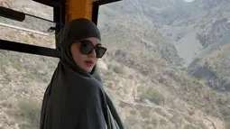 Di sana, ibu dua anak tersebut juga berkesempatan naik cable car. Dia berpose dalam balutan abaya dan french khimar. (Foto: Instagram/ paula_verhoeven)