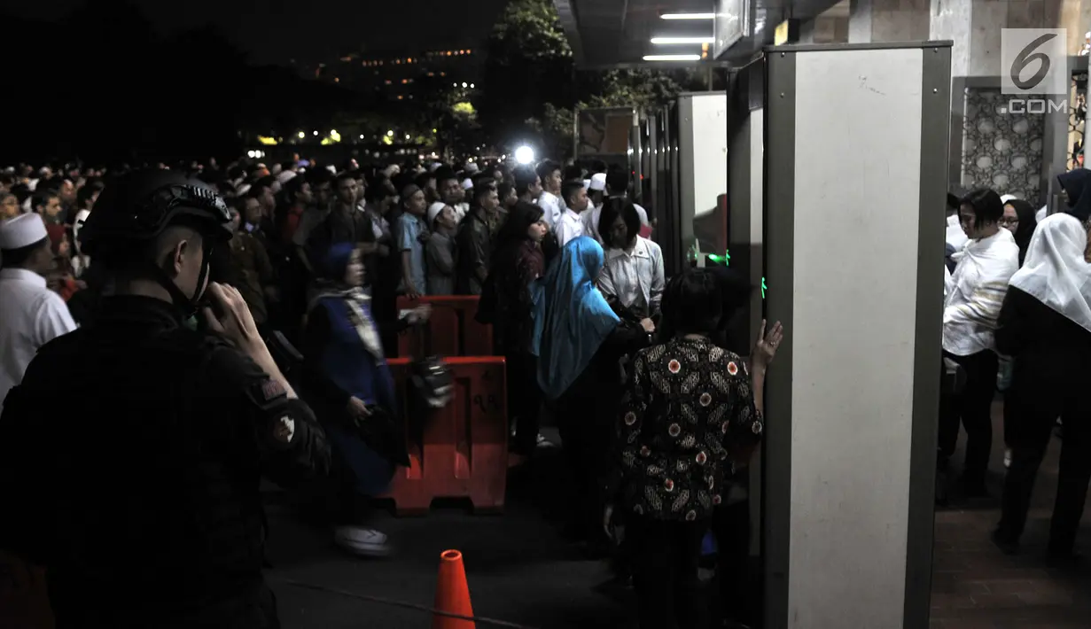 Antrean jemaah saat hendak melalui pintu detektor yang dipasang di Masjid Istiqlal, Jakarta, Rabu (16/5). Presiden Joko Widodo atau Jokowi turut menunaikan salat tarawih pertama di Istiqlal. (Merdeka.com/Iqbal Nugroho)