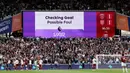 Gol tersebut awalnya terlihat sah. Bola hasil tembakan keras Wilson bahkan sudah melewati garis gawang sebelum akhirnya dibuang pemain Arsenal. (AFP/Adrian Dennis)