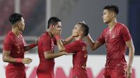 Pemain Timnas Indonesia, Evan Dimas dan Riko Simanjuntak, merayakan kemenangan atas Timor Leste pada laga Piala AFF 2018 di SUGBK, Jakarta, Selasa (13/11). Indonesia menang 3-1 atas Timor Leste. (Bola.com/M. Iqbal Ichsan)