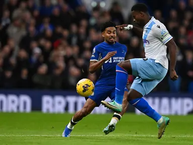 Bek Chelsea #29 Ian Maatsen (kiri) berebut bola dengan bek Crystal Palace #06 Marc Guehi pada pekan ke-19 Liga Inggris di Stamford Bridge, Kamis (28/12/2023) dini hari WIB. (Glyn KIRK / AFP)