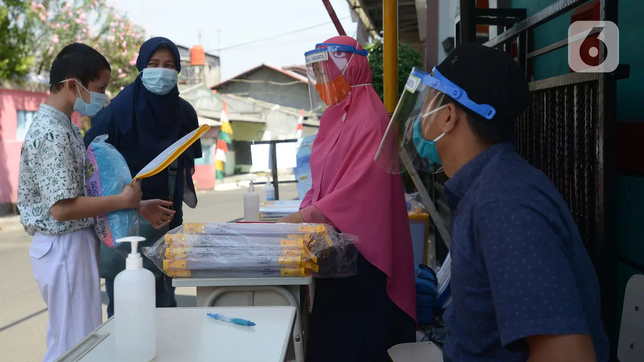 FOTO: Penerapan Pengambilan Tugas Sekolah Secara Drive-Thru
