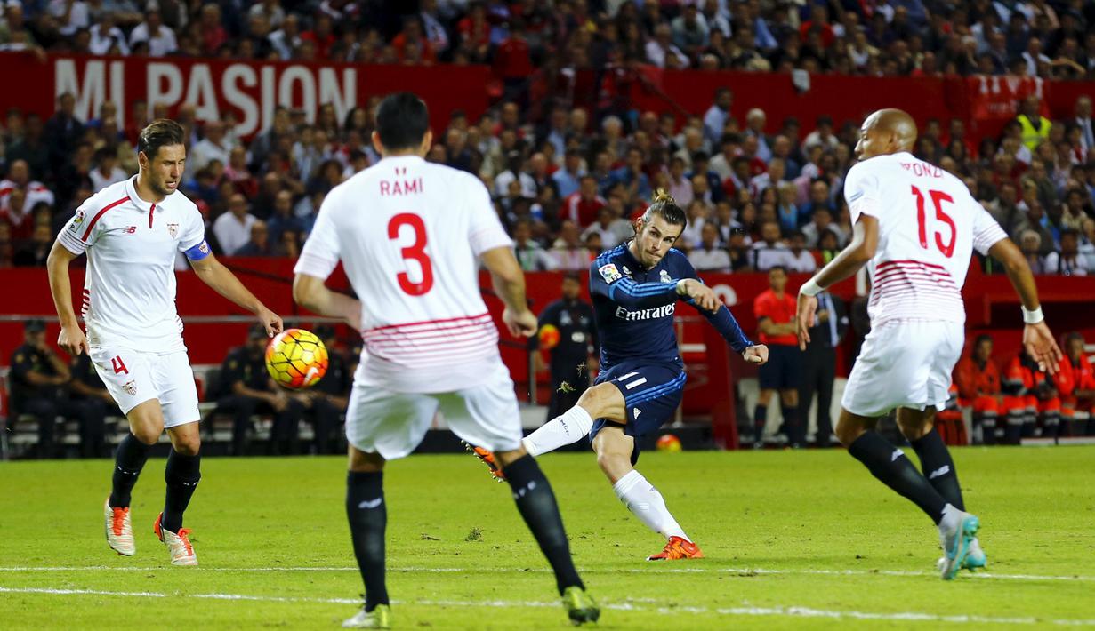 Pemain Real Madrid, Gareth Bale, menembak bola ke gawang Sevilla dalam laga La Liga Spanyol di Stadion Ramon Sanchez Pizjuan, Sevilla, Senin (9/11/2015) dini hari WIB. (Reuters/Marcelo del Pozo)