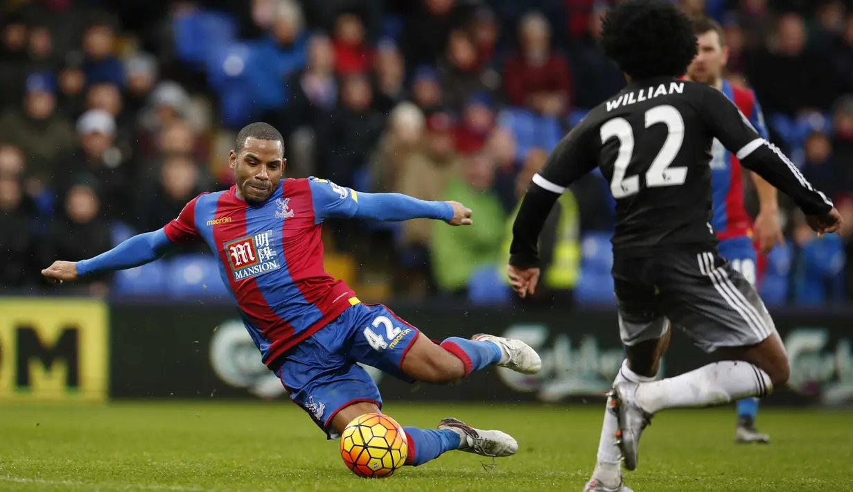  Pemain Crystal Palace, Jason Puncheon menghalau bola dari kejaran Willian pada laga Liga Premier Inggris di Stadion Selhurst Park, Inggris,, Minggu (3/01/2016). Chelsea menang 3-0. (Reuters/John Sibley)