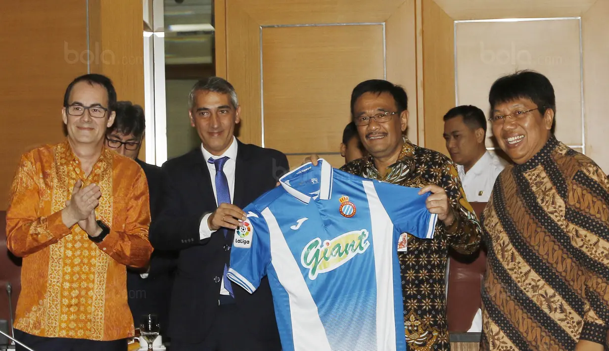 Gubernur DKI Jakarta Djarot Saiful Hidayat, menerima jersey dari CEO Espanyol, Ramon Robert di Balai Kota, Jakarta, Rabu (19/7/2017). Kedatangan RCD Espanyol ke Jakarta untuk melakukan laga persahabatan melawan Persija. (Bola.com/M Iqbal Ichsan)