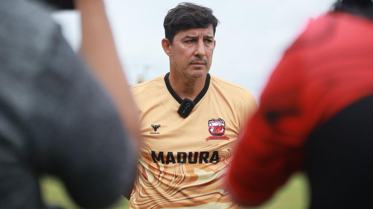 BRI Liga 1: Alfredo Vera Tegaskan Madura United Tak Gentar Hadapi Persib di Bandung