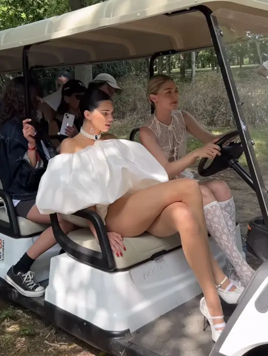 Terlihat Kendall pun menjadi salah satu penumpang mobil tersebut. Bahkan ia nampak duduk di depan di samping Gigi. @voguefrance