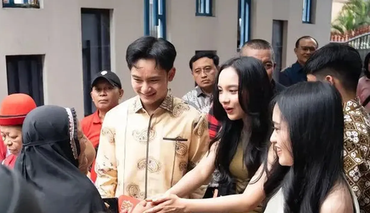 Randy Martin dan Lyodra pun tampak membagikan angpao merah sesuai tradisi khas Imlek. [@audyvanessa]