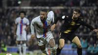 Penyerang Barcelona Memphis Depay (kiri) mencoba lepas dari kawalan gelandang Intercity asal Spanyol Miguel Mari dalam laga babak 32 besar Copa del Rey Spanyol di Stadion Jose Rico Perez di Alicante, pada 4 Januari 2023 (AFP/Jose Jordan)