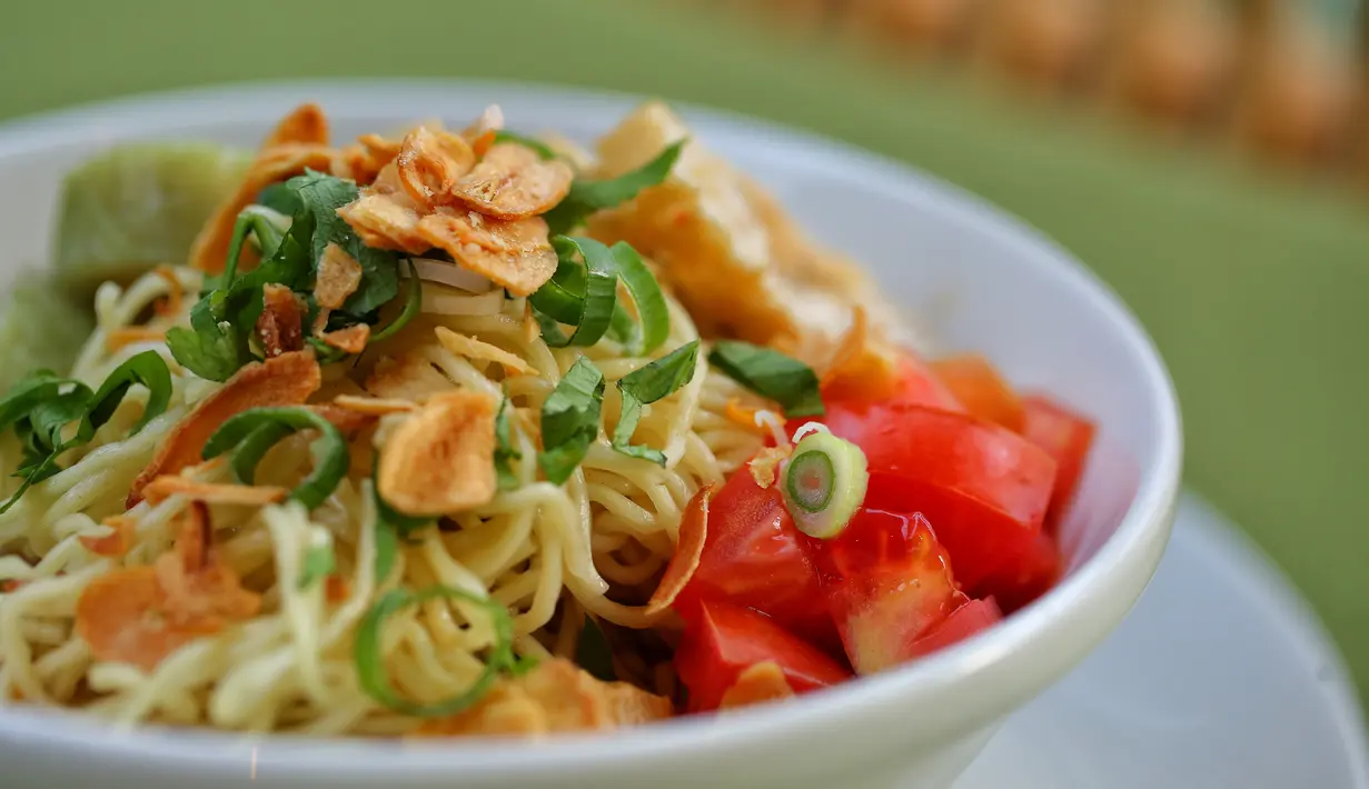 Segarnya Mi Kopyok khas Semarang ini bisa menjadi sajian menu makan siang. Dengan kuah bening dijamin tidak akan membuatmu eneg/copyright Fimela/Adrian Putra