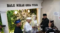 Wali Kota Bogor Bima Arya menjadi saksi nikah pasangan Indri Dwi Lestari dan Dian Sopian di Mal Pelayanan Publik, Bogor, Rabu (21/8/2019). (Liputan6.com/Achmad Sudarno)