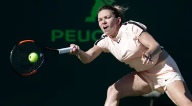 Petenis unggulan pertama, Simona Halep mengembalikan bola ke arah petenis Prancis, Oceane Dodin pada babak kedua Miami Terbuka di Crandon Park, Kamis (22/3). Simona Halep berjuang keras menyingkirkan Océane Dodin dengan 3-6, 6-3, 7-5.  (AP/Lynne Sladky)