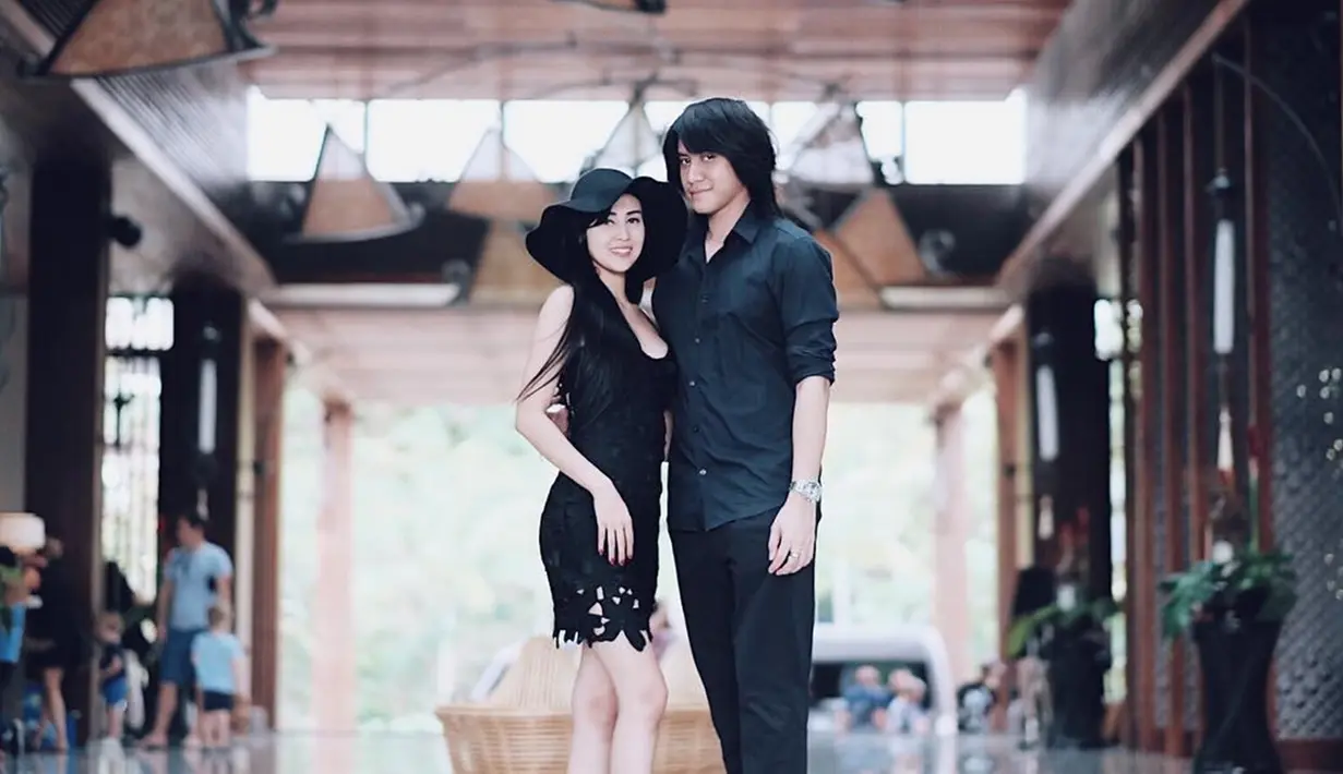 Kevin Aprilio dan Vicy sering memamerkan kemesraan di akun Instagram masing-masing. Banyak netizen yang menyebut jika Kevin dan Vicy merupakan pasangan yang serasi. (Liputan6.com/IG/@kevinaprilio)