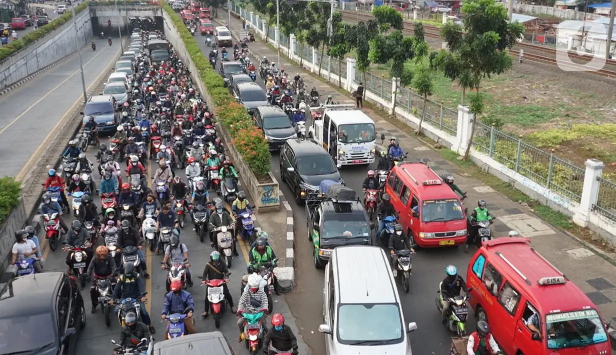 Kendaraan terjebak kemacetan saat melintas di Jalan Raya Pasar Minggu, Jakarta, Rabu (10/6/2020). Tingginya volume kendaraan serta adanya proyek pembangunan flyover menyebabkan kemacetan parah di kawasan tersebut, meskipun saat ini masih dalam status transisi PSBB. (Liputan6.com/Immanuel Antonius)