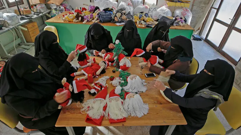 Sambut Natal, Wanita di Gaza membuat boneka Sinterklas.