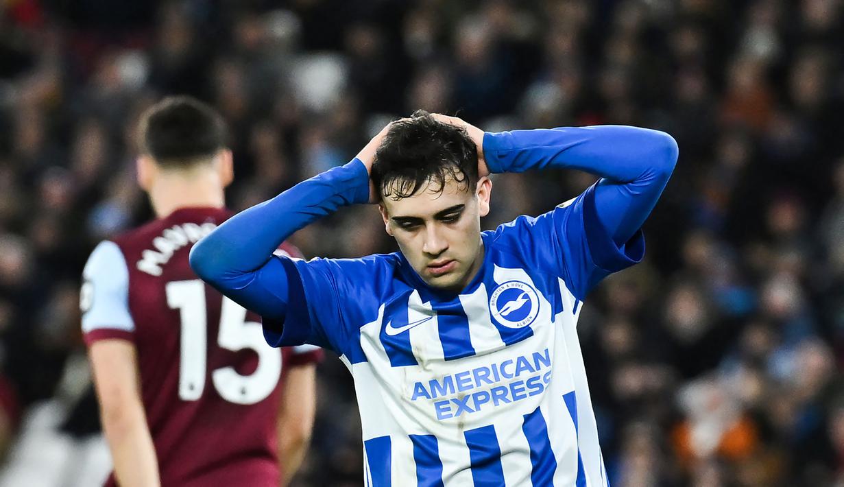 Facundo Buonanotte saat ini tengah menjalani musim kedua bersama Brighton And Hove Albion sejak didatangkan dari klub Argentina, Rosario Central pada tengah musim 2022/2023. Hingga kini ia telah tampil dalam 36 laga bersama The Seagulls di semua kompetisi dengan torehan 4 gol dan 2 assist. (AFP/Ben Stansall)