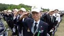 Sejumlah veteran perang Korea Selatan saat mengikuti upacara Memorial Day di pemakaman nasional di Seoul, Korea Selatan, Selasa, (6/6). Hari Peringatan Korea Selatan diadakan setiap tanggal 6 Juni. (AP Photo/Ahn Young-joon)