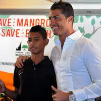 Momen Kebersamaan Cristiano Ronaldo Dengan Anak Angkatnya Martunis.