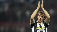 Kapten Juventus, Alessandro Del Piero memberi salut buat tifosi setelah mencatat penampilan ke-600 untuk Juventus pada 10 Mei 2009 di San Siro, Milan. AFP PHOTO/Emilio Andreoli