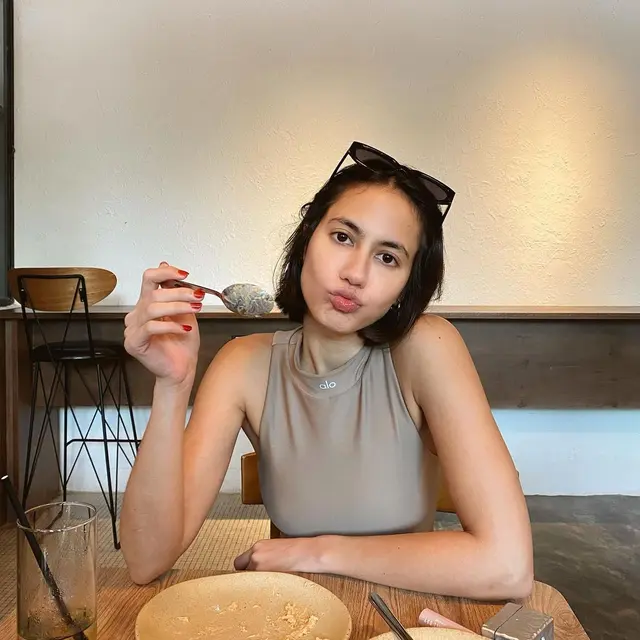 Biasa Rambut Panjang, Ini 6 Potret Terbaru Pevita Pearce Potong Jadi Sebah