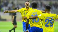 Cristiano Ronaldo berhasil menorehkan hattrick saat Al Nassr menang 5-0 atas&nbsp;Al Fateh pada laga pekan ketiga Liga Arab Saudi di&nbsp;Prince Abdullah Bin Jalawi Stadium, Sabtu (26/8/2023) dini hari WIB. (AFP/Ali Al Haji)