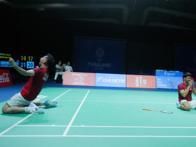 Ganda putra Indonesia Sabar Karyaman Gutama/Moh. Reza Pahlevi Isfahani, melakukan selebrasi setelah menaklukkan wakil Malaysia, Aaron Chia/Soh Wooi Yik pada laga final SEA Games 2025 di Thammasat University Rangsit Campus, Pathum Thani, Minggu (14/12/2025). (Bola.com/Bagaskara Lazuardi)