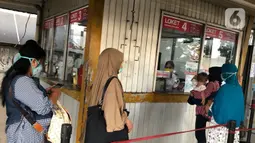 Calon penumpang antre membeli tiket elektronik (e-tiket) Commuter Line di Stasiun Depok Baru, Jawa Barat, Senin (25/5/2020). Banyaknya warga yang silaturahmi selama lebaran menyebabkan perjalanan KRL tetap dipadati penumpang, meskipun Waktu operasional dibatasi. (Liputan6.com/Immanuel Antonius)