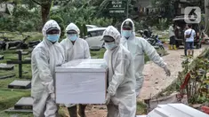 Petugas mengenakan baju hazmat saat memakamkan jenazah pasien Covid-19 isolasi mandiri di TPU Pondok Kelapa, Jakarta, Selasa (13/7/2021). Tim Koalisi Warga LaporCovid-19 mencatat sebanyak 451 pasien Covid-19 meninggal saat menjalani isolasi mandiri. (merdeka.com/Iqbal S Nugroho)