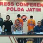 Dua pelaku peretasan website diamankan Polda Jatim. (Dian Kurniawan/Liputan6.com)