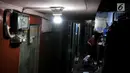 Warga berjalan di Gang Venus, Kelurahan Jembatan Besi, Kecamatan Tambora, Jakarta, Kamis (5/9/2019). Penggunaan listrik berlebihan akibat minimnya cahaya matahari yang masuk ke Gang Venus dapat memicu terjadinya kebakaran(merdeka.com/Iqbal Nugroho)
