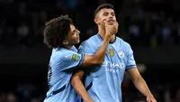 Rico Lewis (kiri) menghampiri Matheus Nunes (kanan) yang mencetak gol ke gawang Watford Watford pada pentas Carabao Cup, Rabu (25/9/2024) dini hari WIB. (Darren Staples / AFP)
