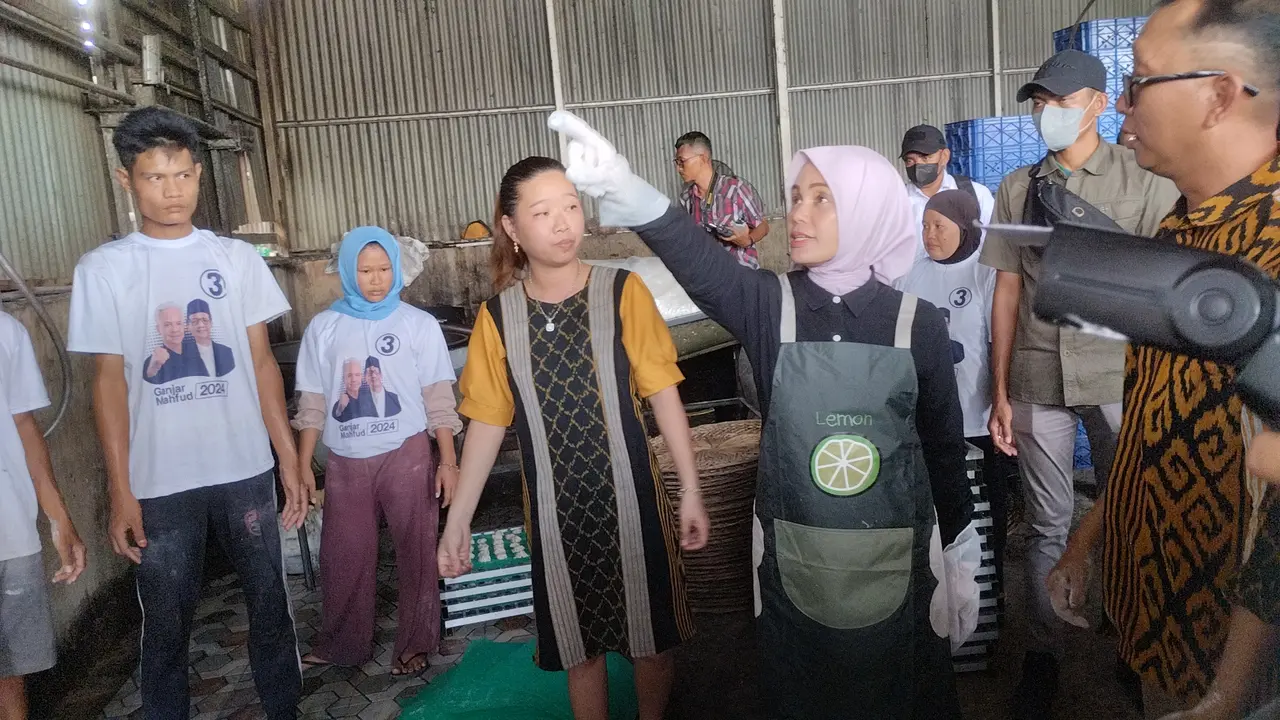 Istri calon presiden (capres) nomor urut 3 Ganjar Pranowo, Siti Atikoh Suprianti alias Atikoh Ganjar, di Pabrik Kerupuk Kemplang Cap Limo Iwak, Palembang, Sumatera Selatan, Jumat (12/1/2024). (Liputan6.com/Winda Nelfira)