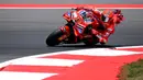 Pembalap Ducati, Marc Maruqez memacu motornya saat sesi free practice MotoGP Mandalika 2025 di Sirkuit Internasional Pertamina Mandalika, Lombok, NTB, Jumat (3/10/2025). (AFP/Sonny Tumbaleka)