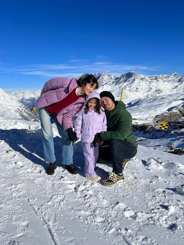 7 Potret Chicco Jerikho Ajak Istri dan Anak Liburan di Swiss, Penuh Bahagia
