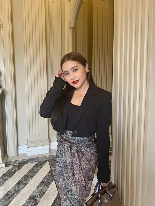 <p>Makeup bernuansa natural ditonjolkan dengan rambut sleek dan lipstik merah. Foto: Instagram.</p>