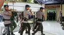 Petugas mengangkat peti ke ruang transit jenazah yang dipersiapkan untuk korban helikopter TNI yang jatuh di RS Polri, Jakarta, Senin (21/3). Seluruh jenazah dibawa ke Rumah Sakit Polri Kramat Jati. (Liputan6.com/Yoppy Renato)