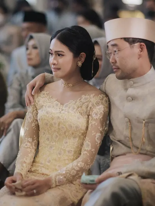 Di satu foto, wajahnya terlihat mewek karena terharu menyaksikan adik kesayangannya menikah.