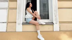 Usai berhasil lulus dari Jakarta Internayional College, Beby Tsabina diketahui memilih untuk berlibur. Ia pun memutuskan untuk berlibur di Austria bersama sang sahabat, Casandra Lee. (Liputan6.com/IG/@bebytsabina)