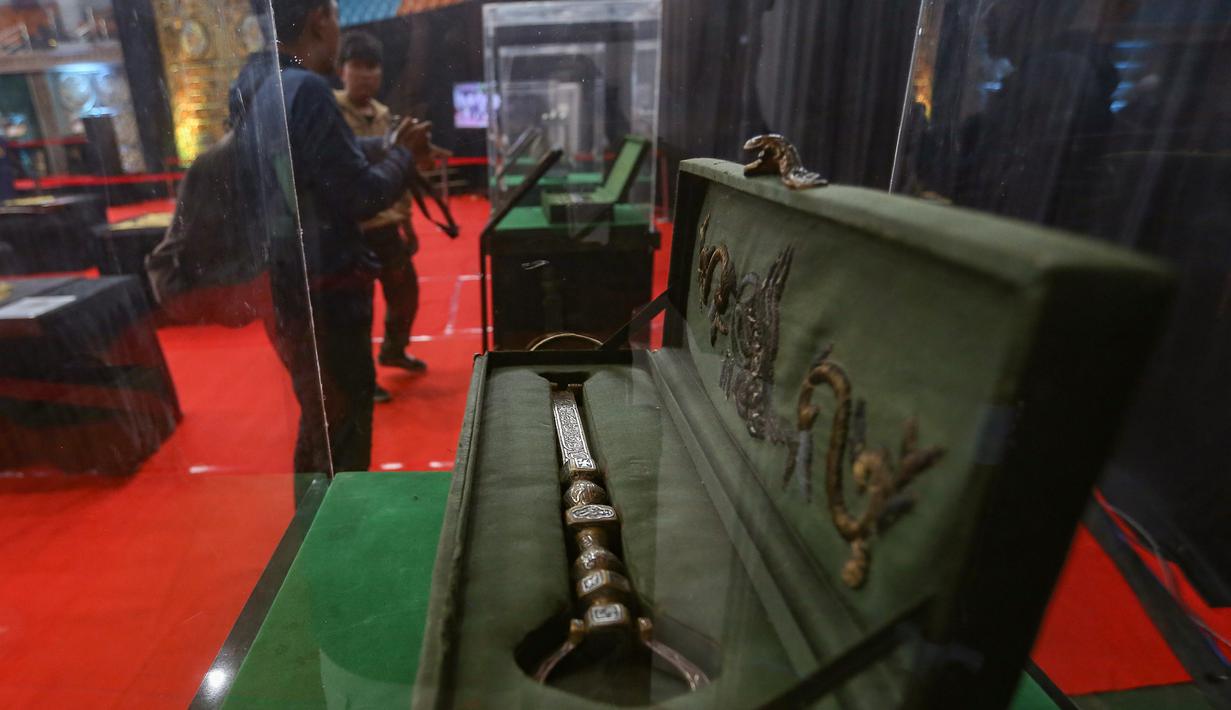 Pameran ini bertujuan sebagai edukasi sejarah Islam serta mendukung pergerakan ekonomi Usaha Mikro Kecil dan Menengah (UMKM) di bulan suci Ramadan. Tampak dalam foto, pengunjung mengamati artefak Nabi Muhammad SAW dan para sahabat serta keluarga saat pameran di gedung Laga Satria, Pakansari, Cibinong, Kabupaten Bogor, Jawa Barat, Jumat (20/2/2026). (merdeka.com/Arie Basuki)